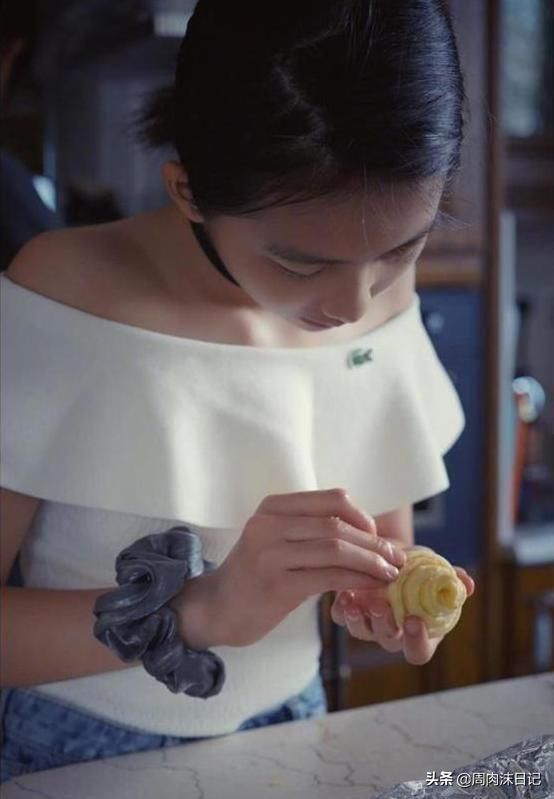 14岁星二代遭热议，露腰还染发，网友：别人家孩