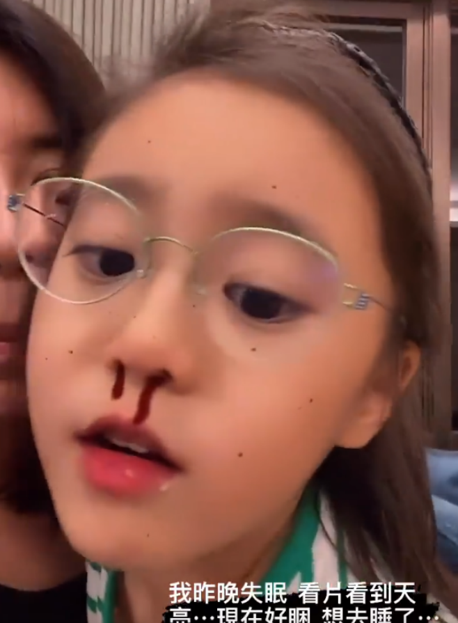 咘咘姊妹在家玩嗨了，姐姐直视镜头搞怪，4岁波妞放飞自我