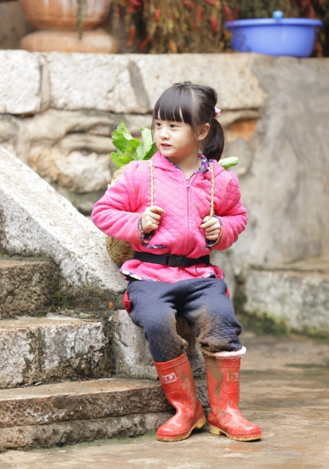 田亮女儿森碟为成职业网球手太拼，和同伴画画手又干又糙，超抢镜