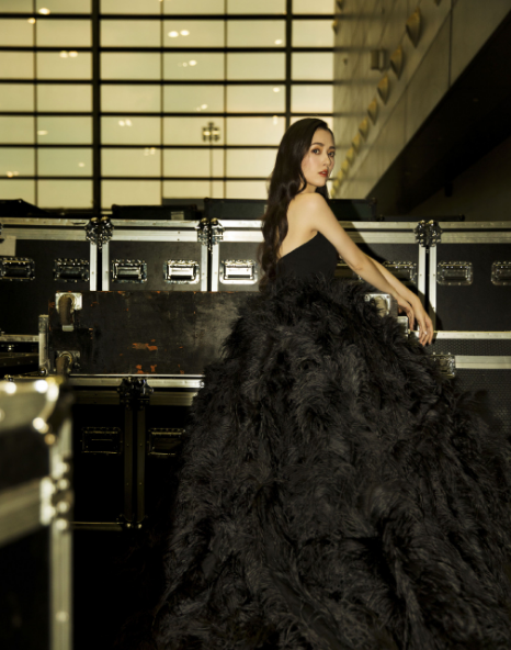 郭碧婷女儿百日宴，穿羽毛裙合照站最边角，“