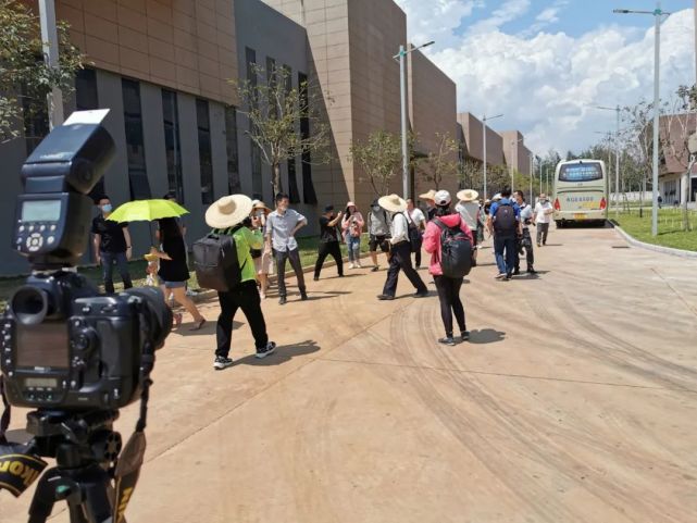 数十家媒体走访画景工厂，共同见证画景矿泉水安全品质