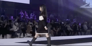 甜馨小考拉Jaden同台走秀超有範兒，李小璐鐘麗緹台下觀看陪女兒