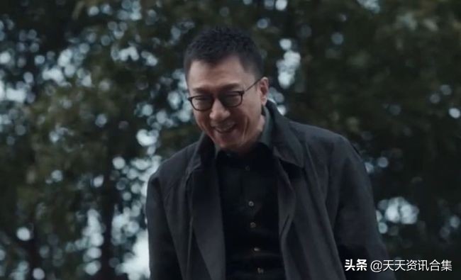 孙红雷与妻子深夜遛弯，网友：雷哥把媳妇养得好，脸都比他胖一圈