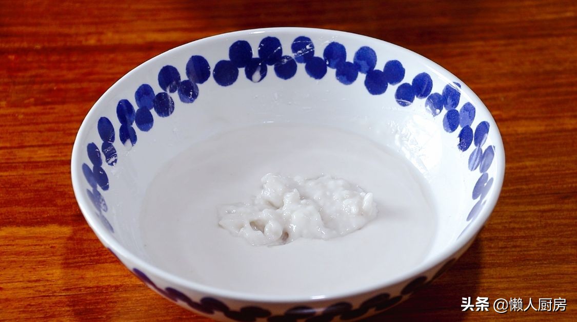 五花肉裹上澱粉糊，加一碗料汁炒，太下飯了，外皮想要更脆有竅門