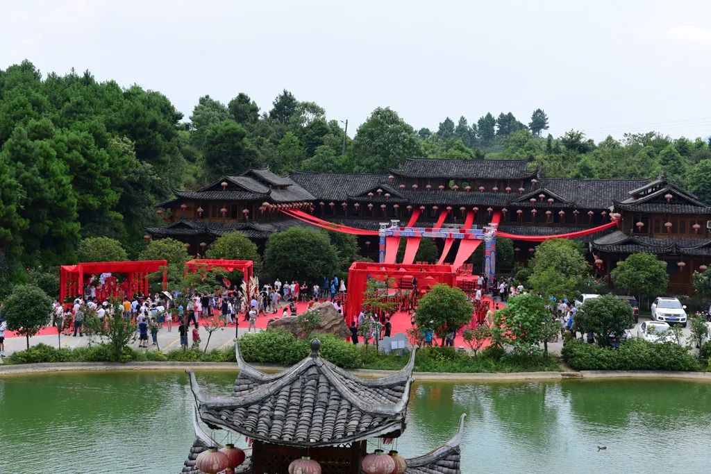 一张蓝图十八年——记全国劳动模范、市人大常委会委员黄秀佳