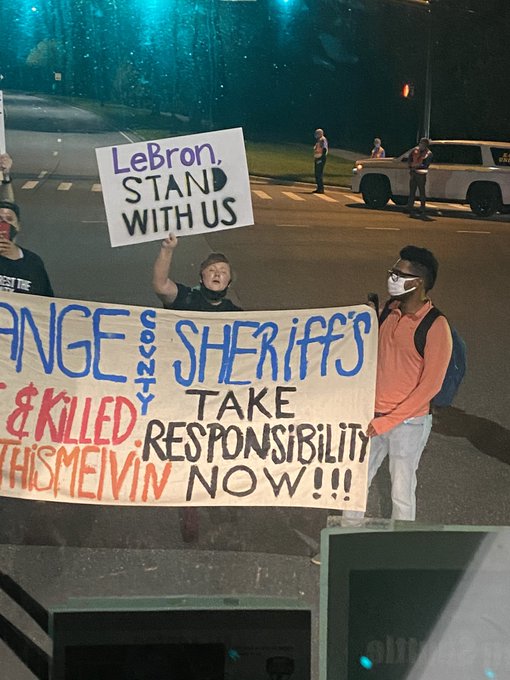 壓力山大！湖人贏球後，詹姆斯遇到糟心事，抗議者堵車要求他表態