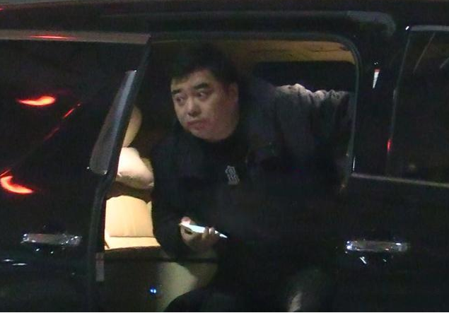 薇娅下班被600万豪车接走，幕后老板就是老公，住宅被扒上千万