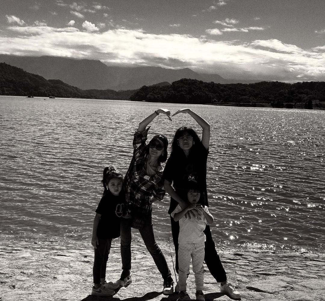 贾静雯晒一家五口游日月潭，与修杰楷恩爱同框，咘咘表情搞怪抢镜