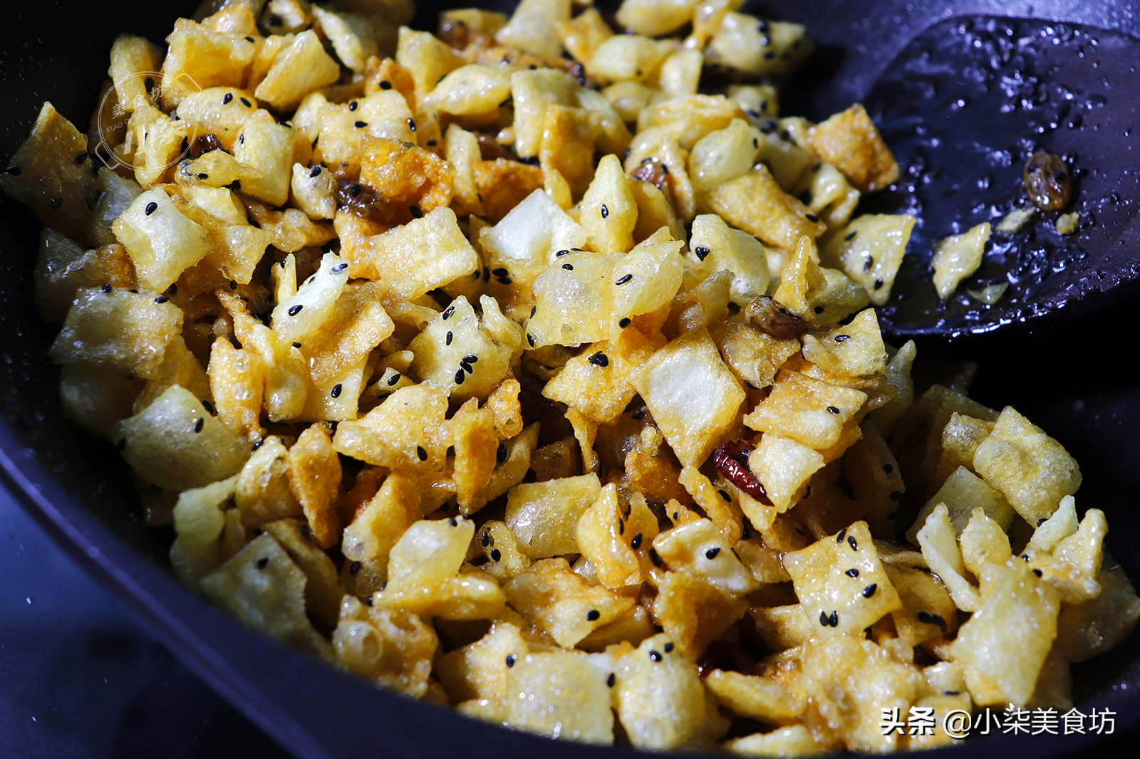 饺子皮扔进油锅中，瞬间变美食，我家一周吃5次，比买的都解馋