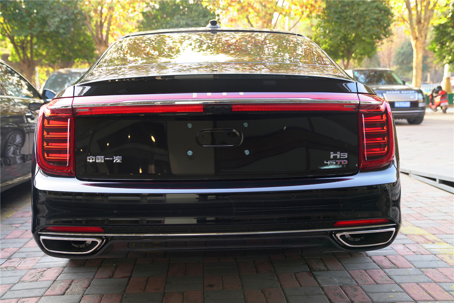 石家庄红旗h9贴车衣到永诚汽车 汽车灯光网 车灯改装 双光透镜 双氙车灯