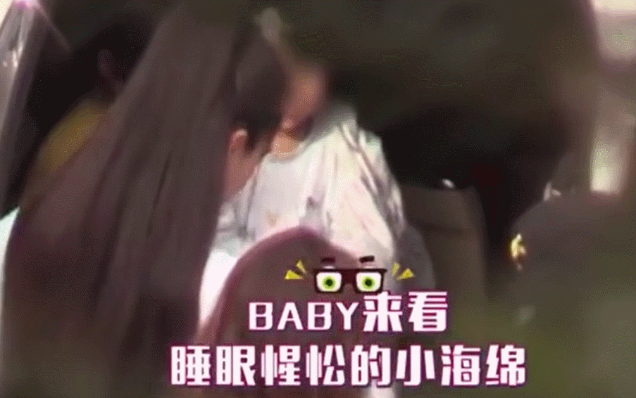 杨颖穿古装片场哄儿子，4岁小海绵被专人看护，却不见黄晓明身影