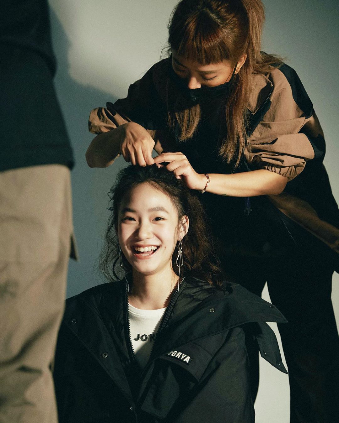 小S两女儿拍写真花絮默契十足，妈妈变助理素颜上阵指导