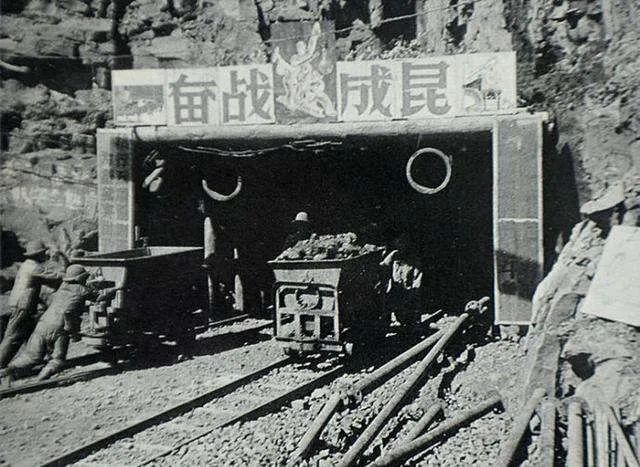 华罗庚：初中学历,身体残疾,23岁靠自学站上清华