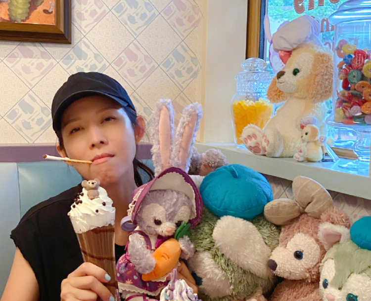 蔡少芬携闺蜜迪士尼游玩庆生童心未泯，和洪欣儿子自拍秒变迷妹