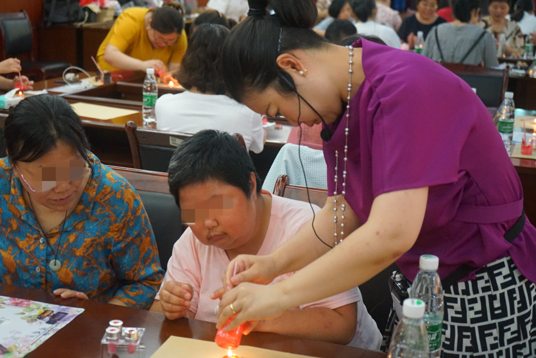 展现健康生活态度，苏州70名女性精神残疾康复员体验自制口红