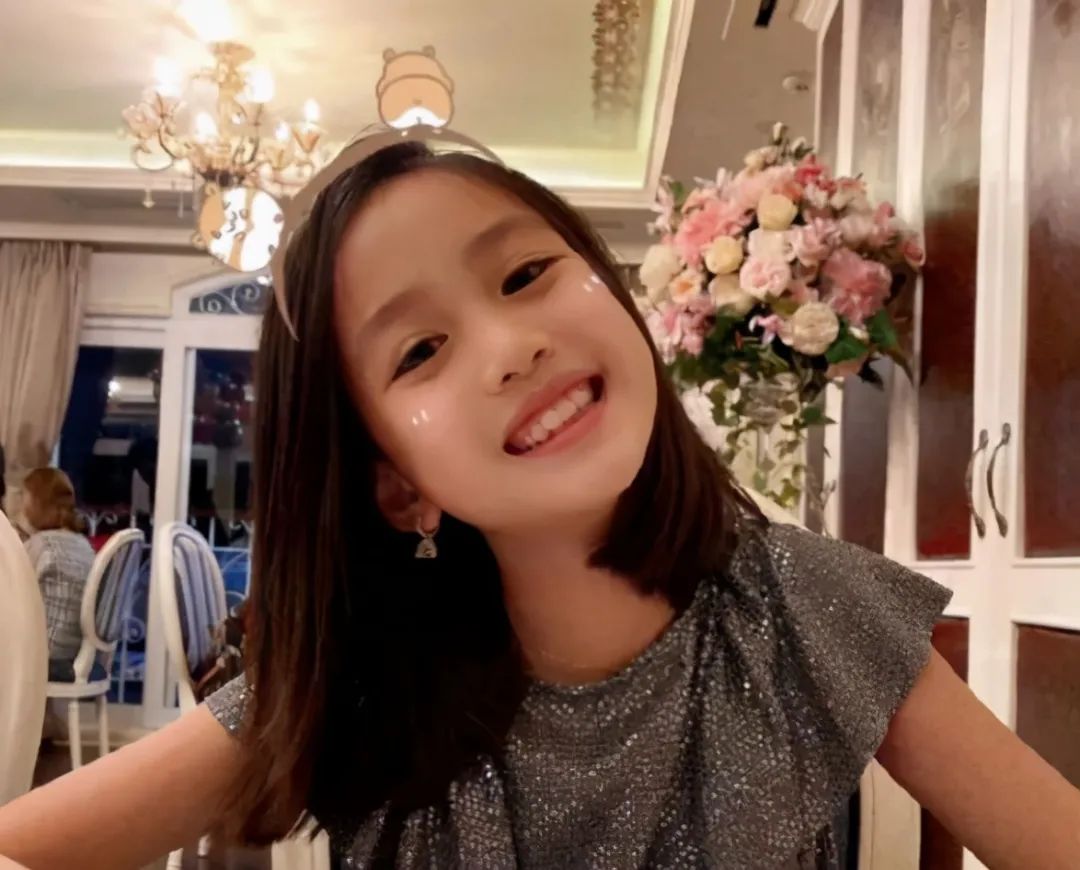 鐘麗緹二女兒逆襲成功，五官長開似超模，12歲身高赶超爸媽