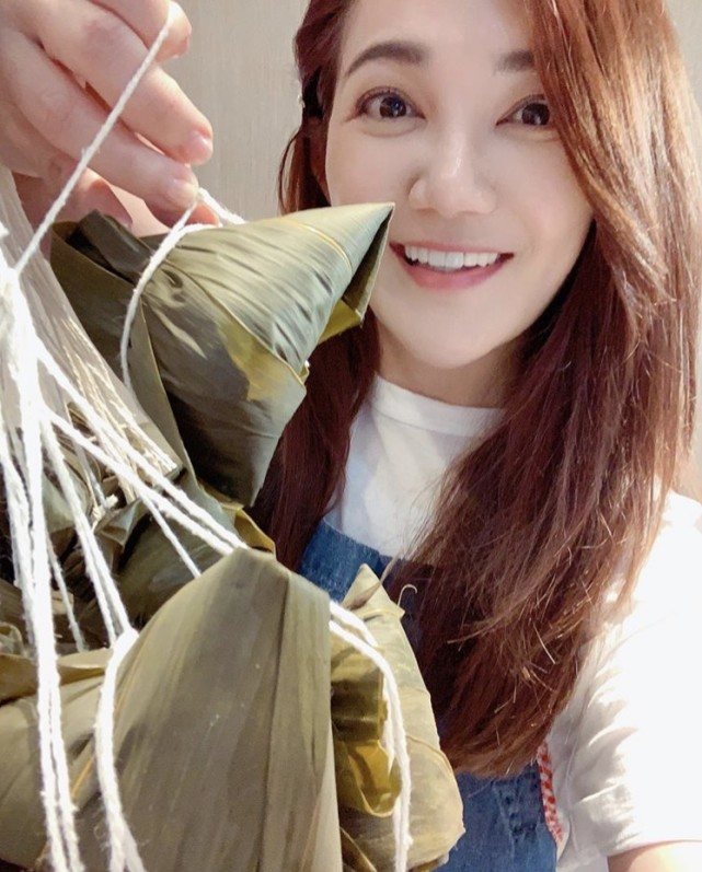 前夫离婚半年结新欢，梁静茹与友人包粽过节，