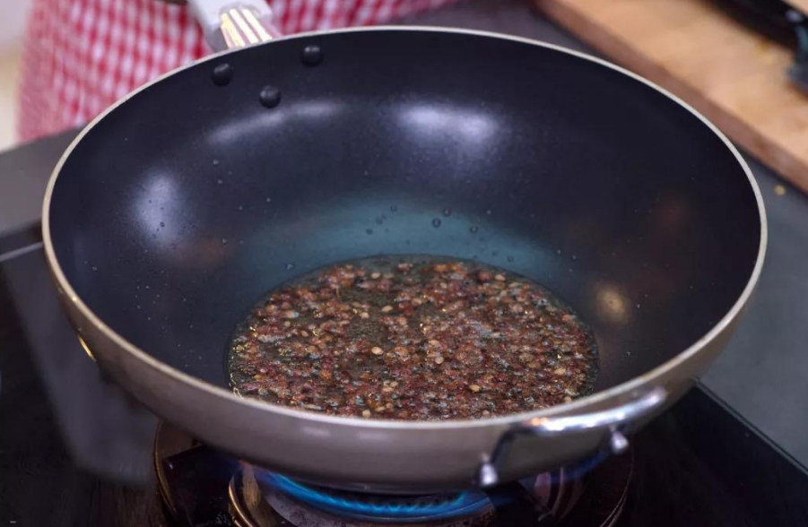 No need to go out and buy pepper oil, teach you how to make it at home, it is fragrant and hemp, pure taste