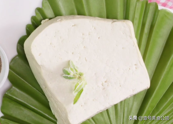 在家教你做椒鹽脆皮豆腐，外脆里嫩，簡單營養，吃一次念念不忘