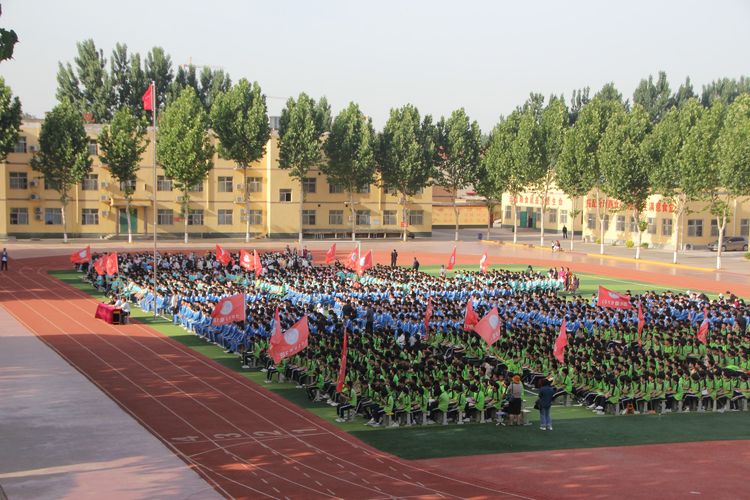 “清华馒头神”来邯郸临漳四中作励志报告，他是农民，逆袭成学霸