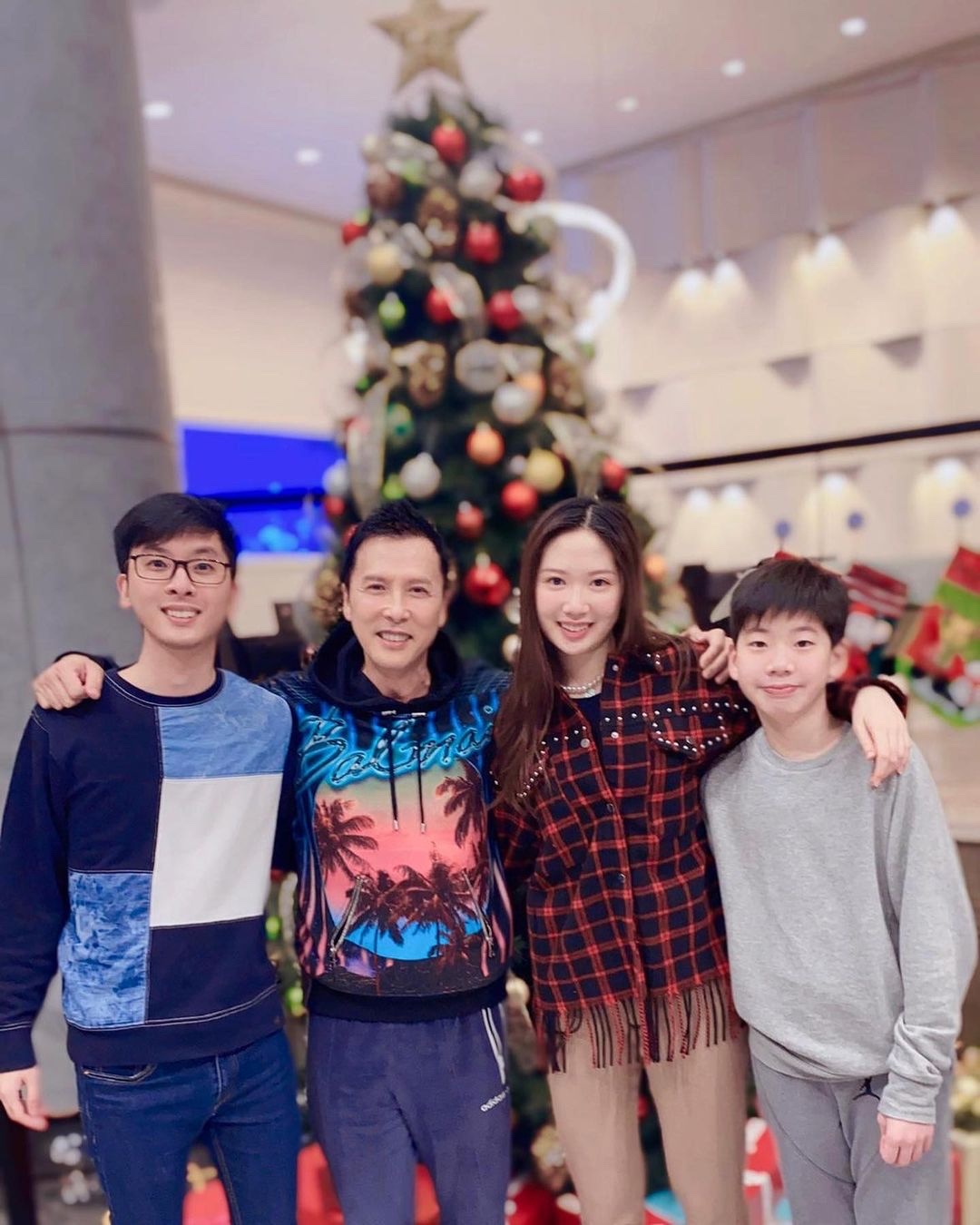 甄子丹晒全家福，力证妻子与大儿子没有不和，三个孩子太幸福