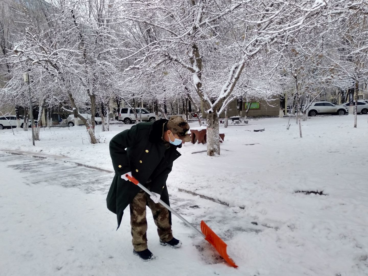 东城街道40社区开展“集中清理小区积雪 助力创城暖人心”活动