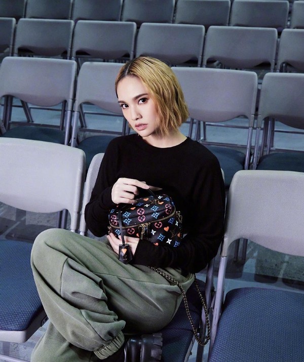 杨丞琳终于隔离结束，如愿见到李荣浩，身穿抹