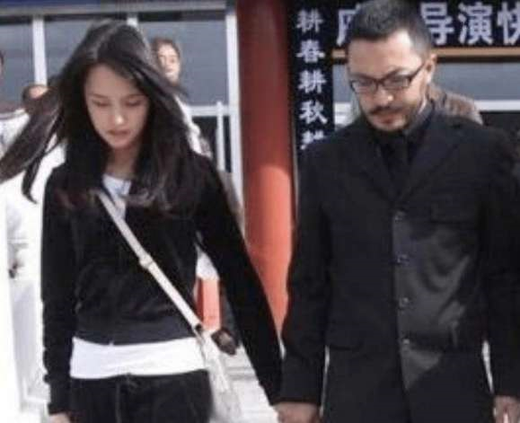 她17岁被邀上春晚，当红时却嫁给外卖小哥，如今