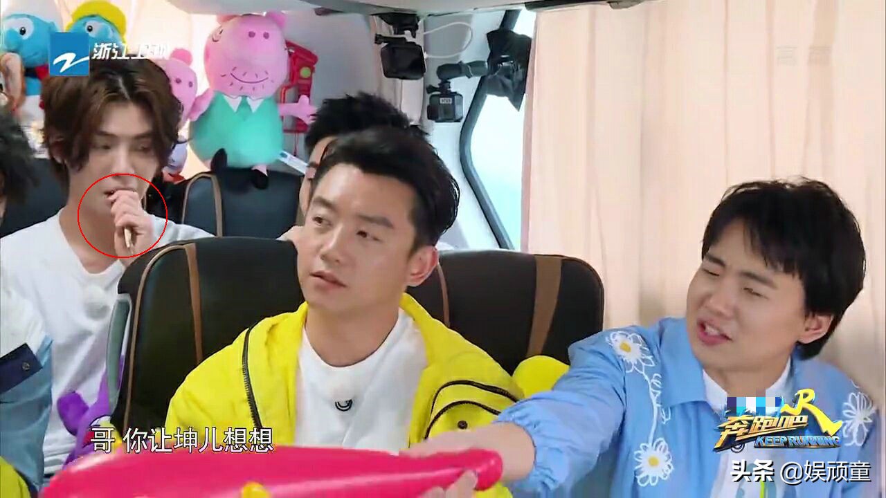 Baby节目中吃零食，看到一旁李晨、黄明昊，真当