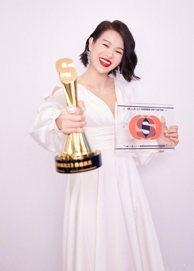 胡杏兒老公帶倆兒子拜年，奕霆奕霖穿喜慶紅裝，手拉手賣萌超可愛