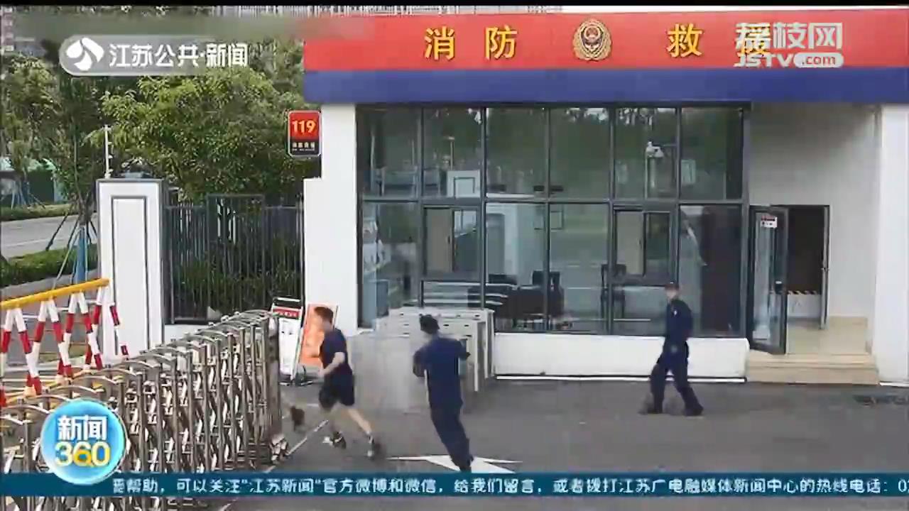 南京街头一幕：消防员训练时突然冲出营区，合力抬车救人