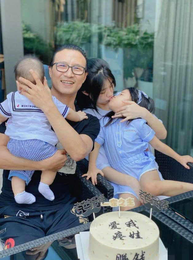 章子怡曬母子溫馨合照，親兒子擠出雙下巴，弟弟露側臉單眼皮搶鏡