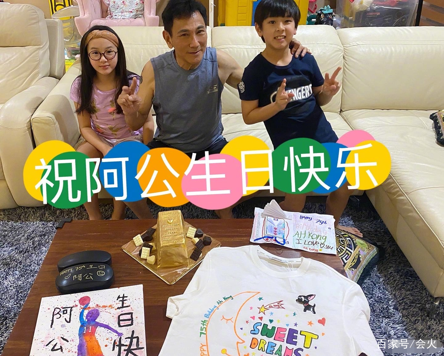 吴尊与老婆共进晚餐，手臂肌肉线条明显，侧颜精致素颜状态能打