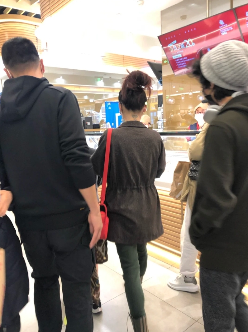 張柏芝帶兩個兒子逛街被偶遇，兄弟倆乖巧隨行，身邊還有保鏢護駕