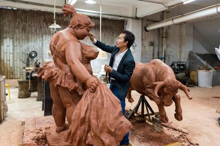 “肥女斗牛”泥稿放大，为西班牙而作