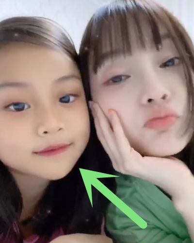 李小璐带女儿拍视频，自己打扮像十八，甜馨的