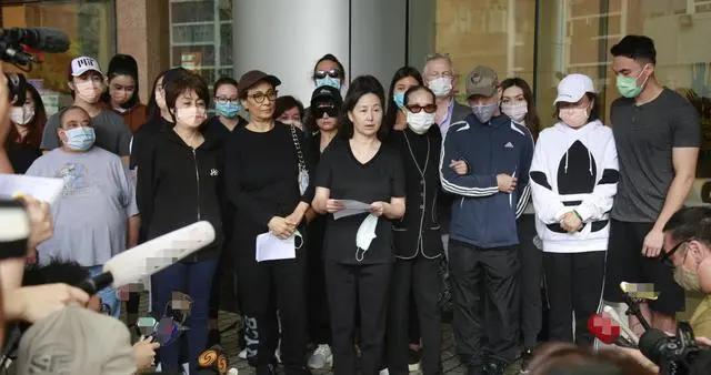 赌王去世头七家属请高僧做法事，四房集体现身