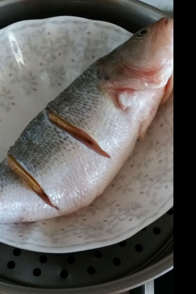 Sichuanstyle home cooking steamed sea bass is the best way to eat even the bones iNEWS