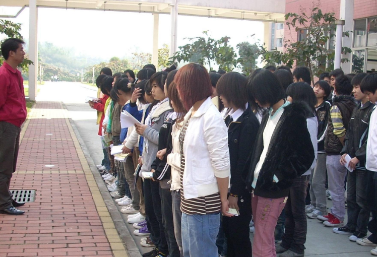 又一招工怪象：国内老板站在街头招人，但年轻人排队要去日资工厂