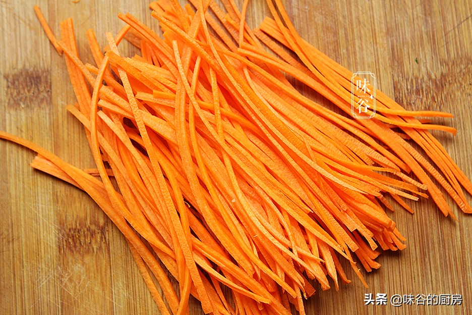 這素丸子比肉丸子還香，不加一滴水，外酥里嫩，一口一個吃不膩