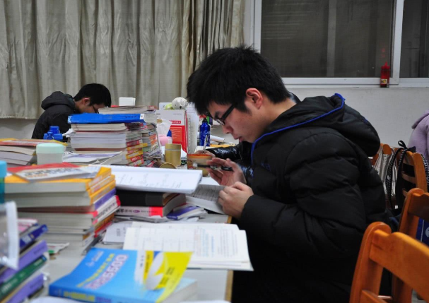 今年考研成绩出来了，考生上午还在喜大普奔，下午就坐不住了
