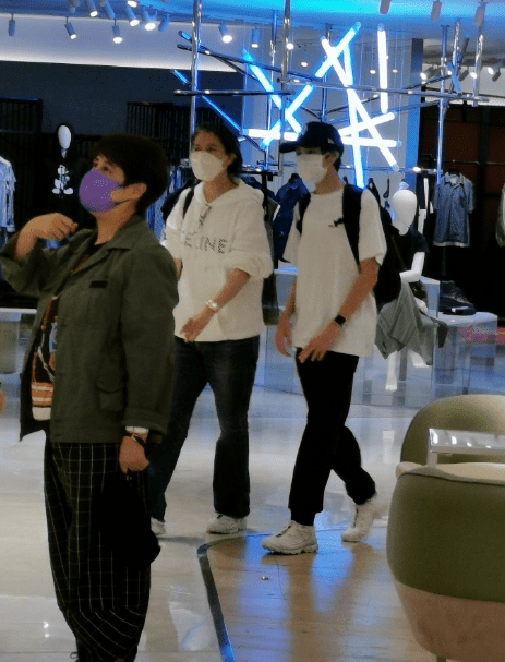 网友上海偶遇张智霖夫妇，袁咏仪长发披肩穿短裤秀出长腿，太少女