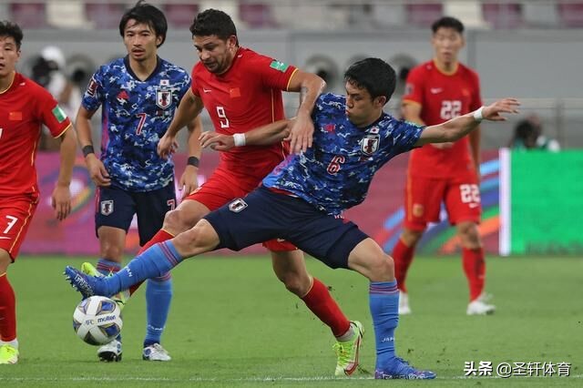 冲上热搜！李铁“吹刘海”在日本彻底火了，日本球迷：是太烫了吗