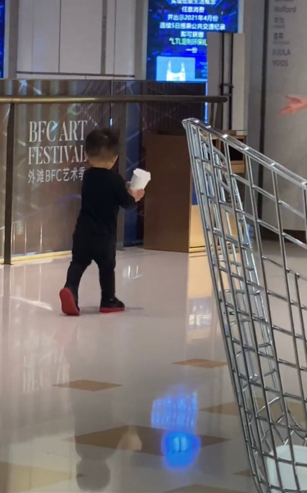 蔡少芬教兒子丟垃圾，小傢伙跪地擦地板超可愛，星二代一點不嬌氣