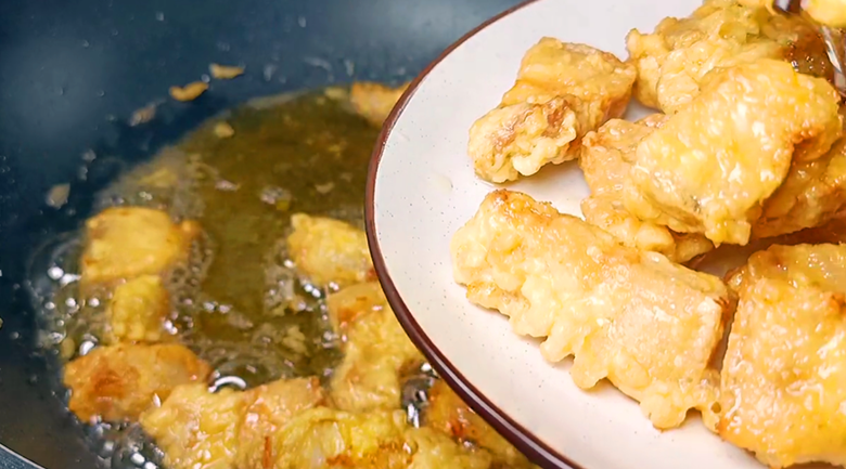 五花肉不要紅燒啦，淋2個雞蛋，你想不到的做法，每次上桌不夠吃