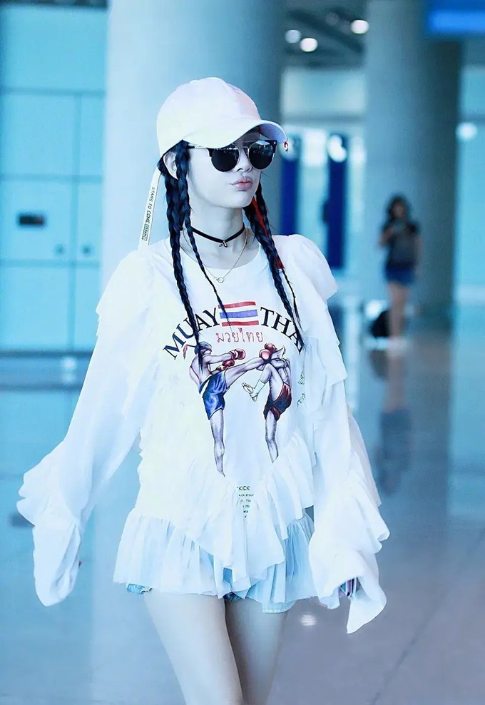 李小璐近照被曝出，颜值与以前差异大，皮肤黝黑面部僵硬