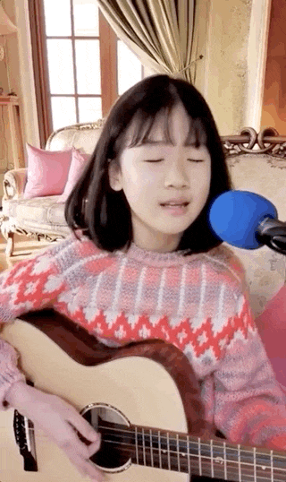 陆毅女儿再以京剧扮相出镜，贝儿造型超亮眼，举手投足尽显专业范