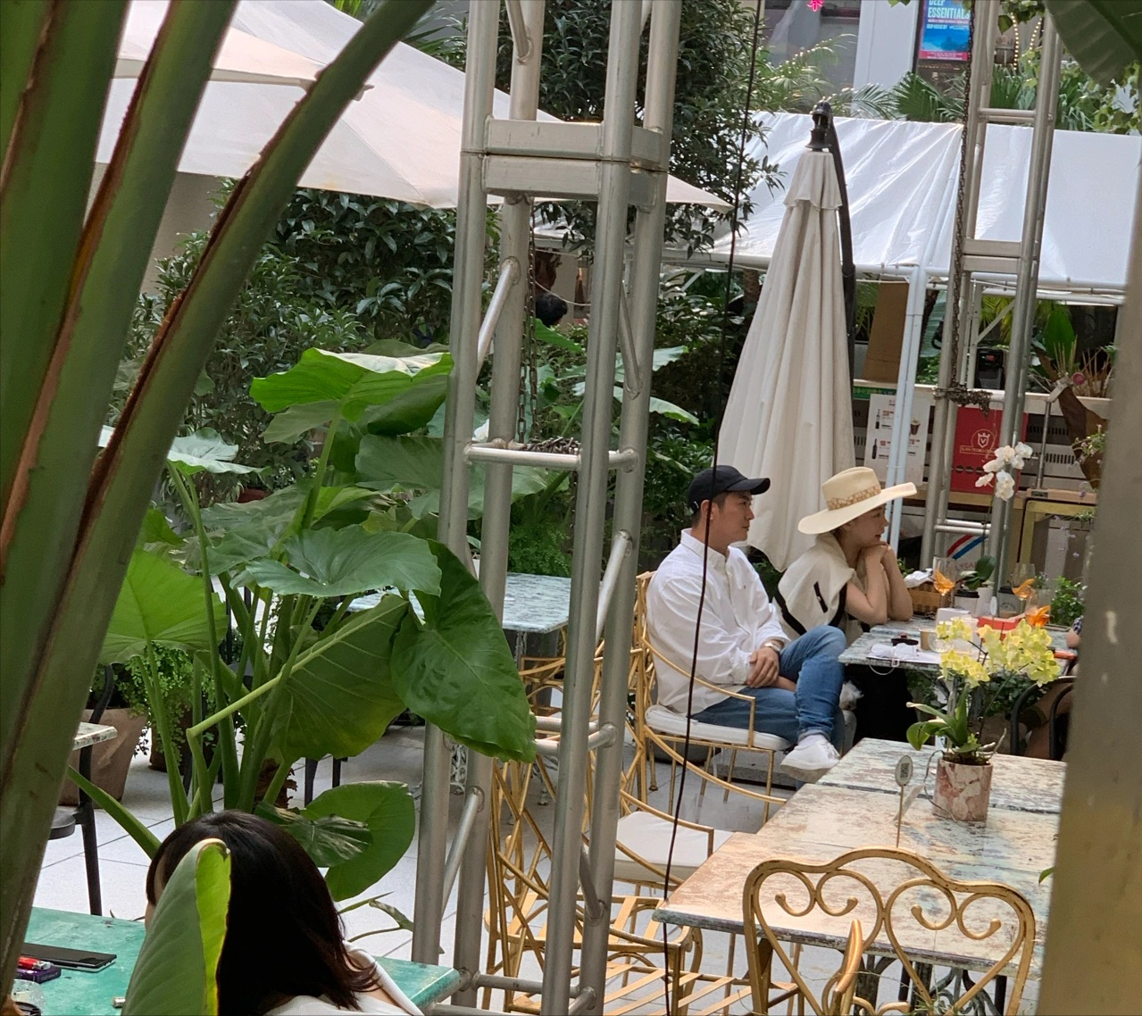 偶遇杜江夫妇会友，霍思燕一身香风打扮优雅贵气，被赞肤白有气质