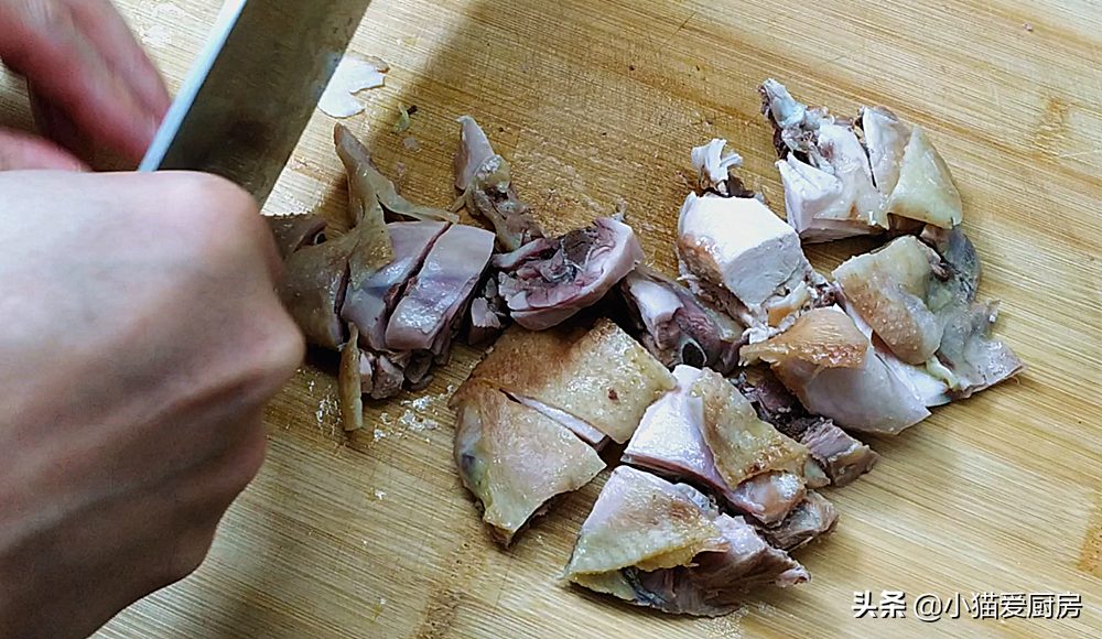 图片[8]-教你一道隔水蒸白切鸡的做法 鸡肉嫩滑口感好 制作还简单-起舞食谱网