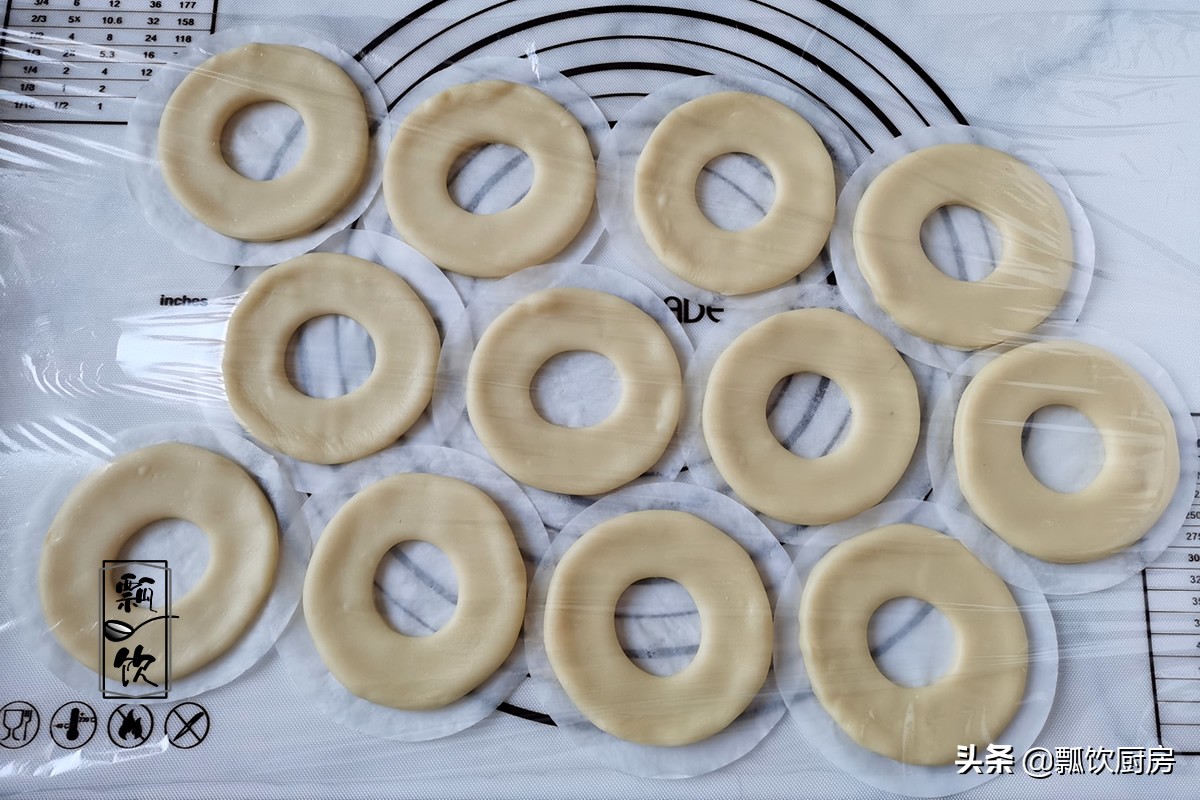 孩子爱吃甜甜圈，一斤面粉炸一堆，巧克力融化后一蘸，和买的一样